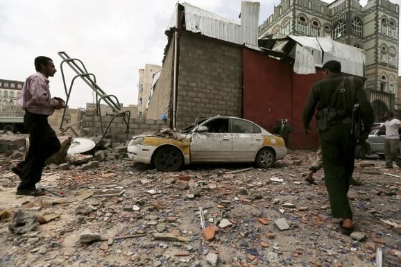 Страшні наслідки авіаційного удару по житлових кварталах столиці Ємену: фоторепортаж