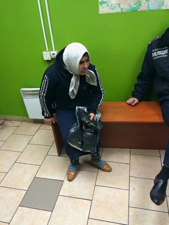 "Бабуся-гопник". У Києві пенсіонерка-жебрак виявилася чоловіком у спідниці: фотофакт