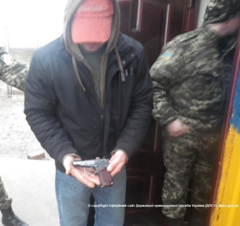 Пограничники на выезде из Крыма задержали псевдоукраинца с оружием