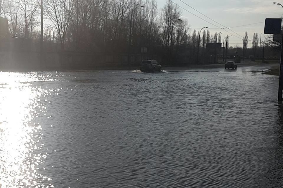 Море по колено: в Киеве по-серьезному затопило проспект. Фотофакт