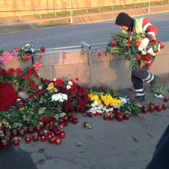 Коммунальщики варварски убирают цветы с места убийства Немцова