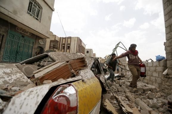 Страшні наслідки авіаційного удару по житлових кварталах столиці Ємену: фоторепортаж