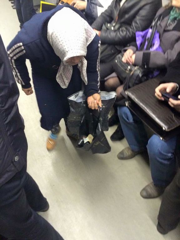 "Бабуся-гопник". У Києві пенсіонерка-жебрак виявилася чоловіком у спідниці: фотофакт