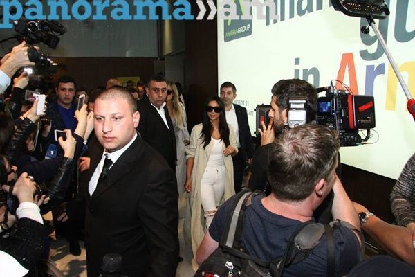 Ким Кардашьян прилетела на историческую родину Армению с новой прической