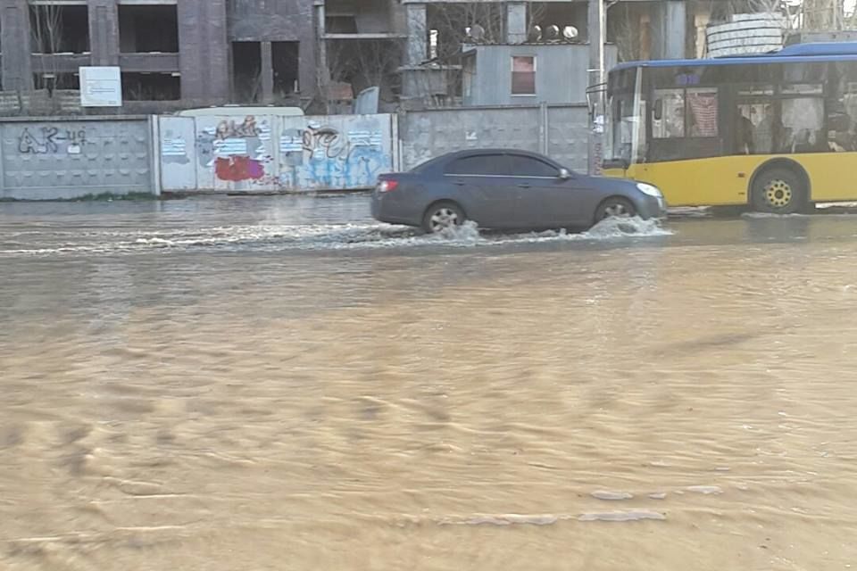 Море по колено: в Киеве по-серьезному затопило проспект. Фотофакт