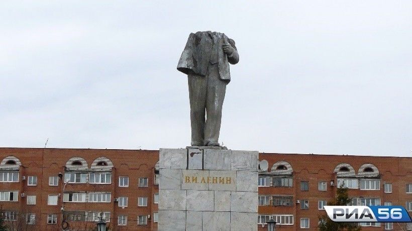 Первый пошел. В России обезглавили памятник Ленину: фотофакт