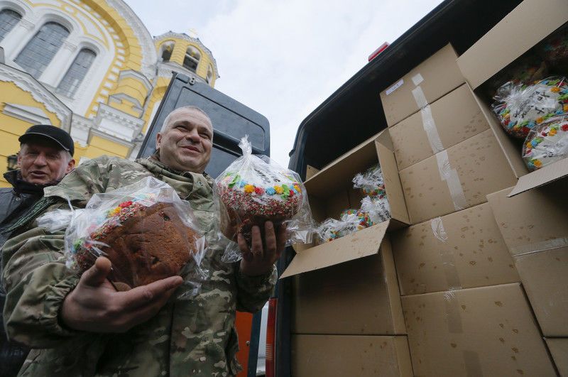 Патриарх Филарет освятил пасхальные куличи для бойцов АТО: фотофакт