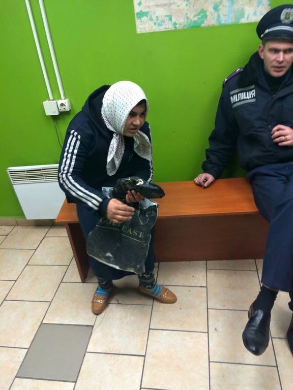 "Бабуся-гопник". У Києві пенсіонерка-жебрак виявилася чоловіком у спідниці: фотофакт