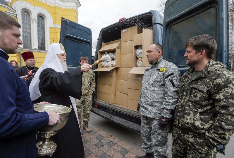 Патриарх Филарет освятил пасхальные куличи для бойцов АТО: фотофакт