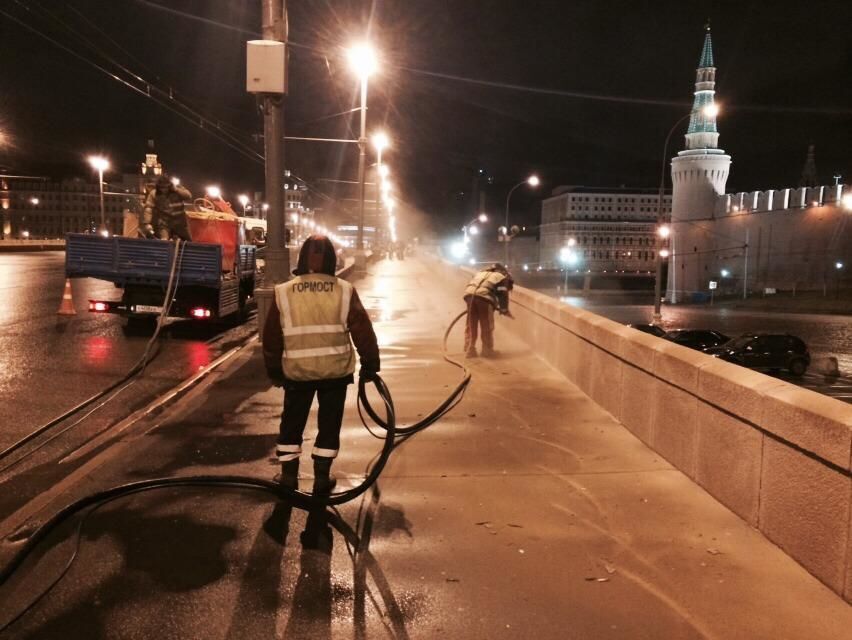 В Москве ночью перенесли мемориал Немцова