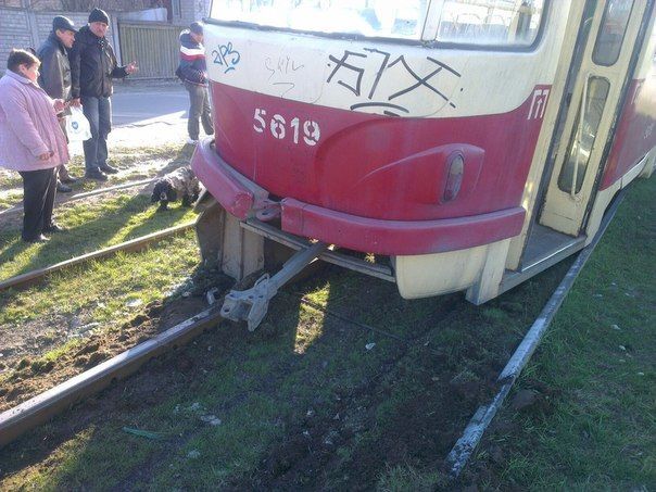 В Киеве трамвай с пассажирами сошел с рельсов: фотофакт