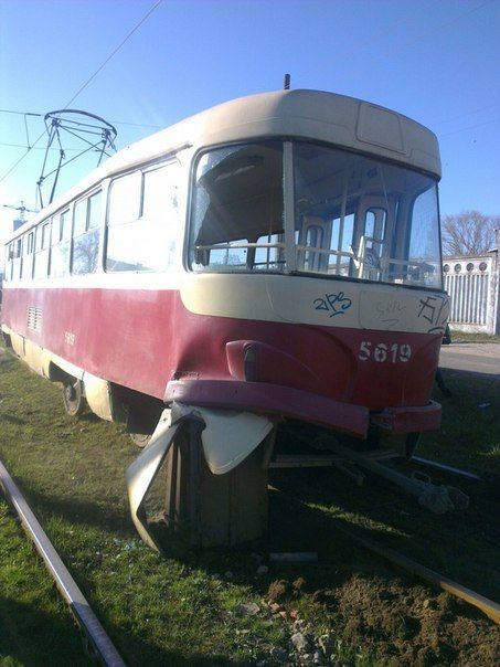 В Киеве трамвай с пассажирами сошел с рельсов: фотофакт