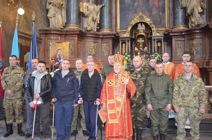 Львовский владыка омыл ноги 12 раненым воинам АТО в Чистый четверг