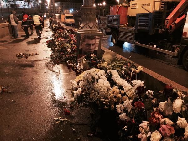 В Москве ночью перенесли мемориал Немцова