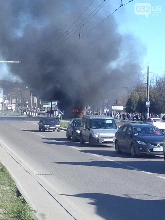 Во Львове загорелся тролейбус с пассажирами: опубликованы фото