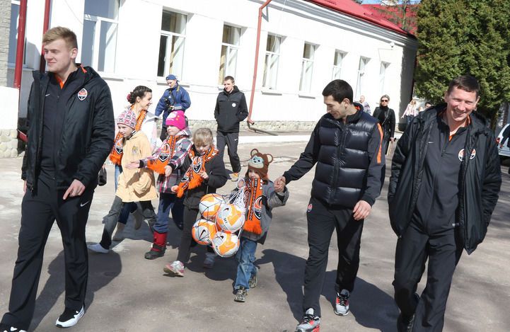 Футболисты "Шахтера" подарили частичку радости переселенцам зоны АТО
