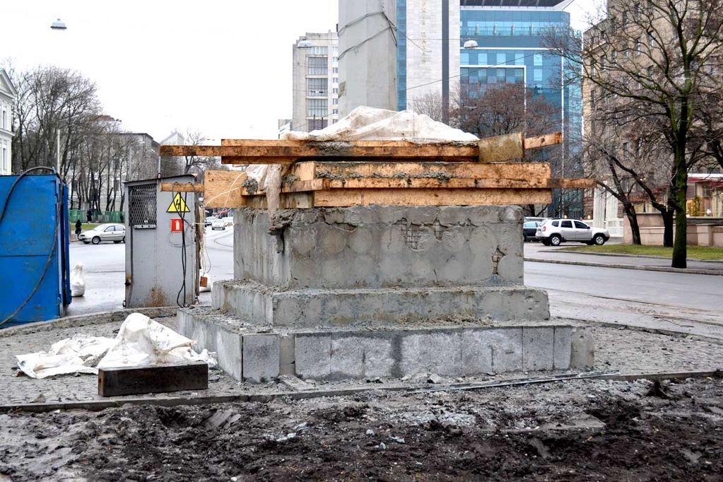 В Харькове восстанавливают взорванную стелу. Фотофакт