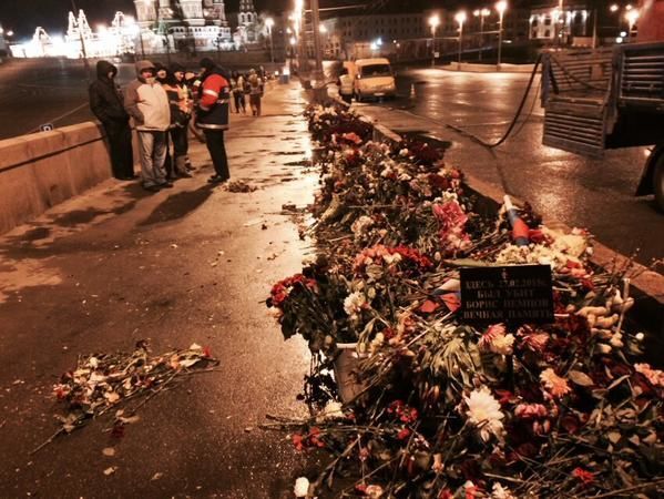 В Москве ночью перенесли мемориал Немцова