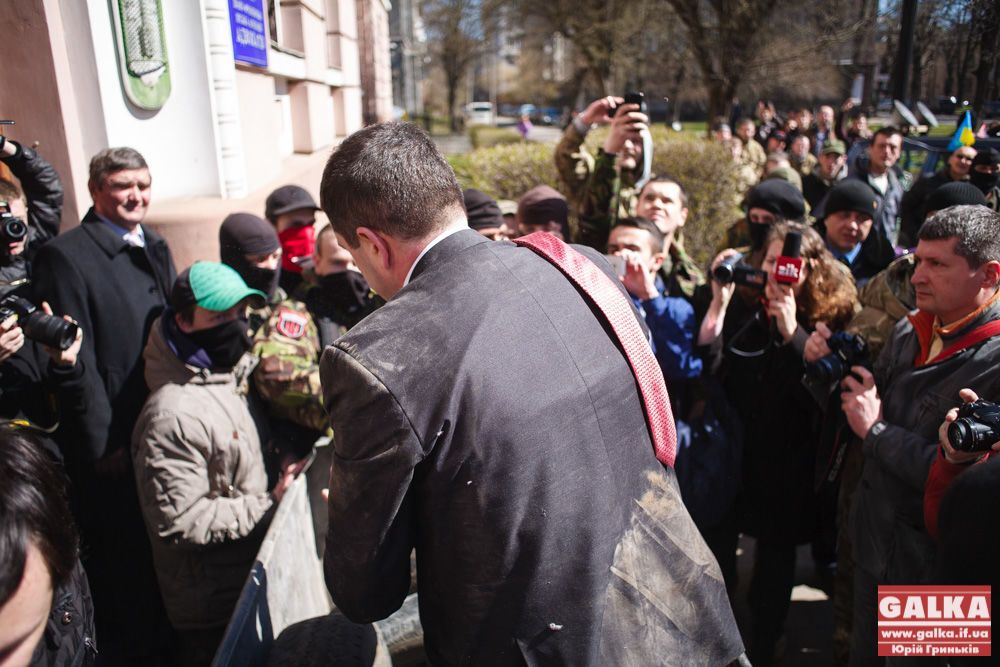 "Правый сектор" бросил чиновника в мусорник и покатал по городу: фото- и видеорепортаж