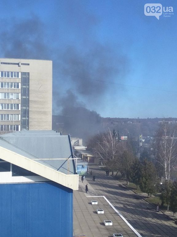 Во Львове загорелся тролейбус с пассажирами: опубликованы фото