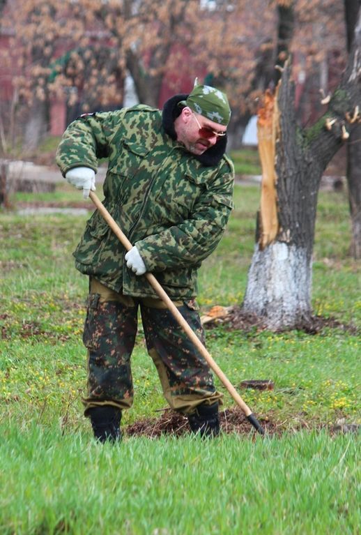Луганский "зоопарк" на прогулке: власти "ЛНР" примерили на себя роль созидателей