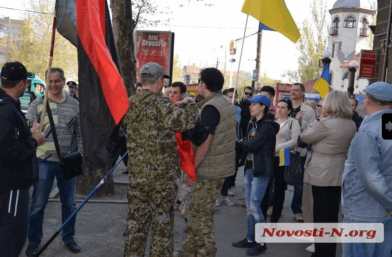 В Николаеве пенсионер заехал оппоненту в глаз, защищая красное знамя