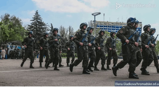 На улицы Одессы вышли тысячи силовиков и выехали БТРы