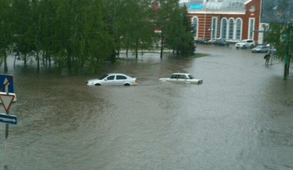 Ливень затопил Краматорск: плавающие авто и "море" в подъездах