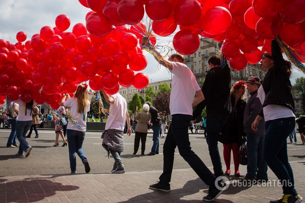 В небе над Майданом расцвели "маки памяти": фоторепортаж