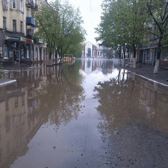 Ливень затопил Краматорск: плавающие авто и подъезды