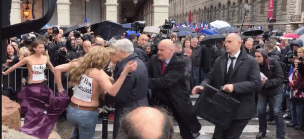 "Марин, хайль!": Femen помешали французской подружке Путина возложить цветы - видеофакт
