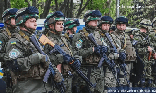 На улицы Одессы вышли тысячи силовиков и выехали БТРы: фоторепортаж