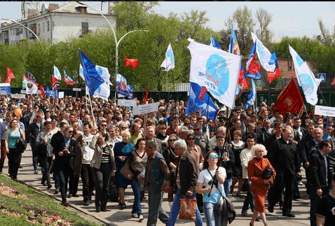 Трудный мир: оккупированные Луганск и Донецк отмечают 1 мая – фото и видео