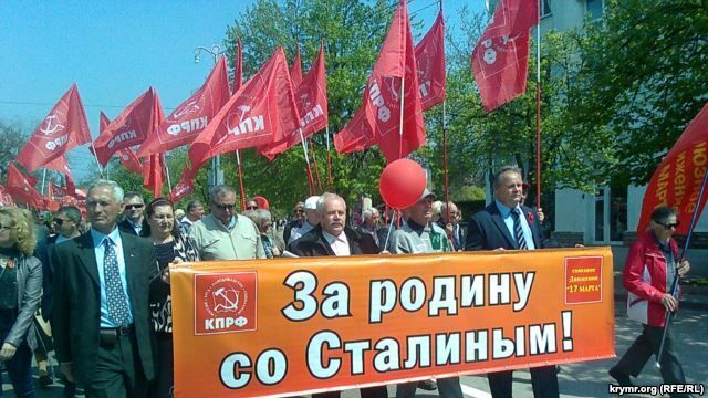 В Крыму коммунисты звали Сталина и требовали "убрать" Медведева