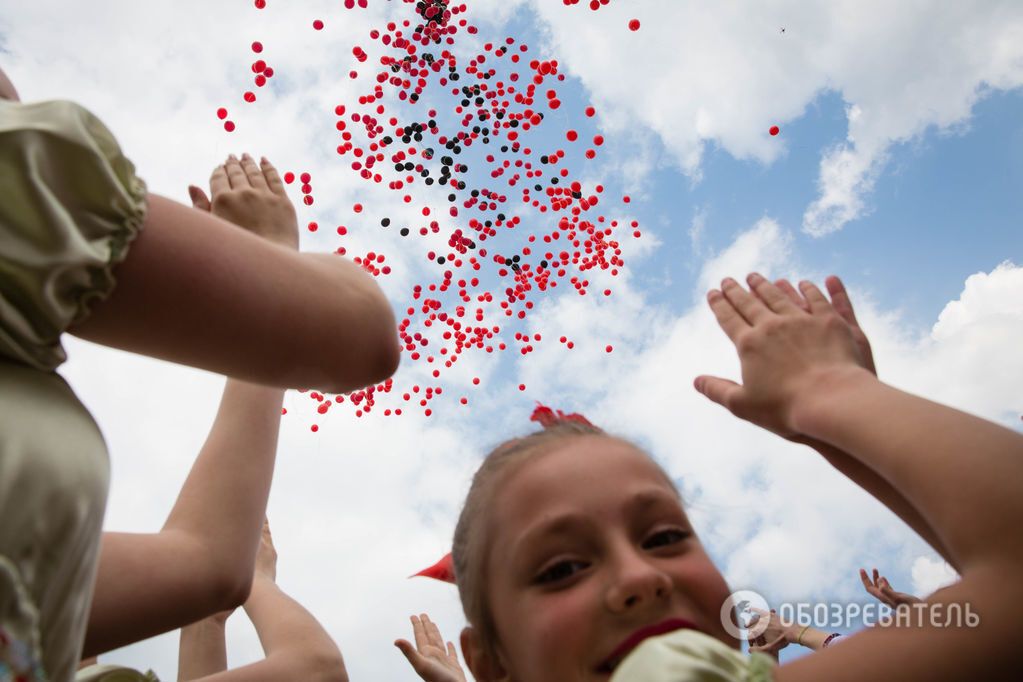 В небе над Майданом расцвели "маки памяти": фоторепортаж