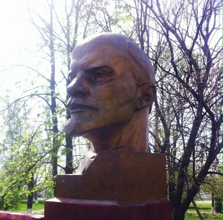На Луганщине "Айдар" "снес голову" Ленину: фотофакт