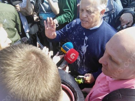 Симоненко и российского журналиста облили кефиром