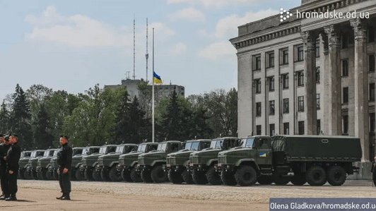 На улицы Одессы вышли тысячи силовиков и выехали БТРы: фоторепортаж