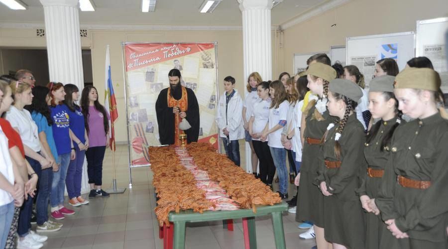 Взрыв мозга. В России в школах святят целые горы "георгиевских ленточек": фотофакт