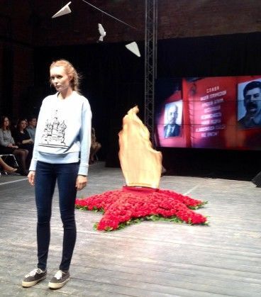 "Победная" мода в Москве: размеру звезд позавидовал бы и Брежнев - фоторепортаж