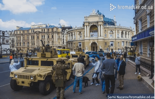 На улицы Одессы вышли тысячи силовиков и выехали БТРы: фоторепортаж