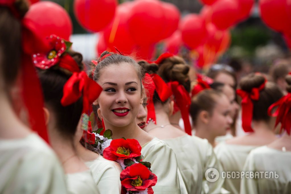 В небе над Майданом расцвели "маки памяти": фоторепортаж