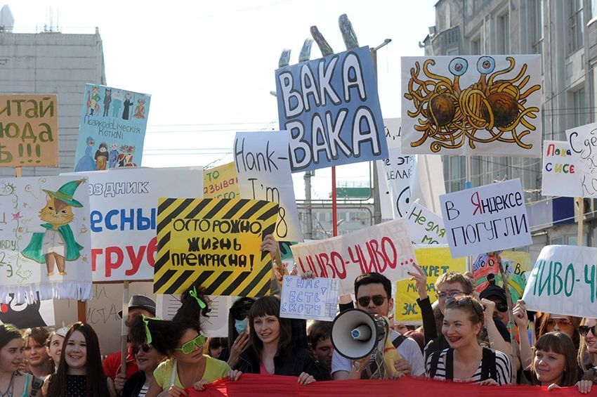 В России проходит 1-майский парад абсурда "Монстрация": фоторепортаж