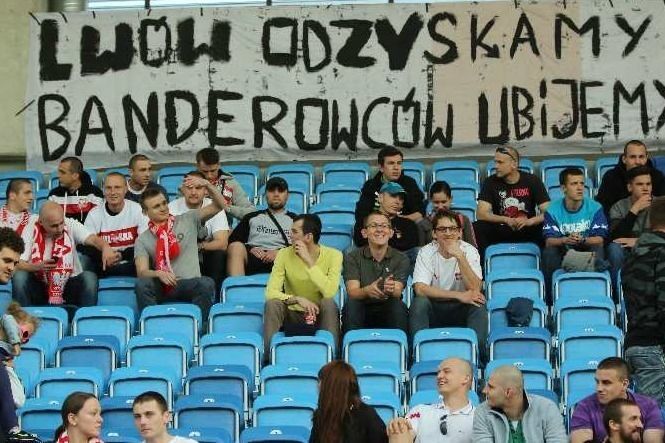 "Вернем Львов, убьем бандеровцев": поляки устроили провокацию на матче с Украиной
