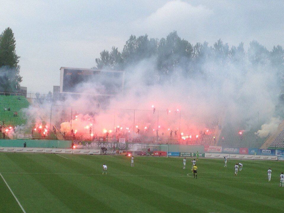 Фанаты "Карпат" едва не сожгли стадион во время матча: видео инцидента