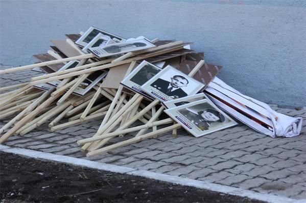 После акции "Бессмертный полк" в России выбросили портреты героев