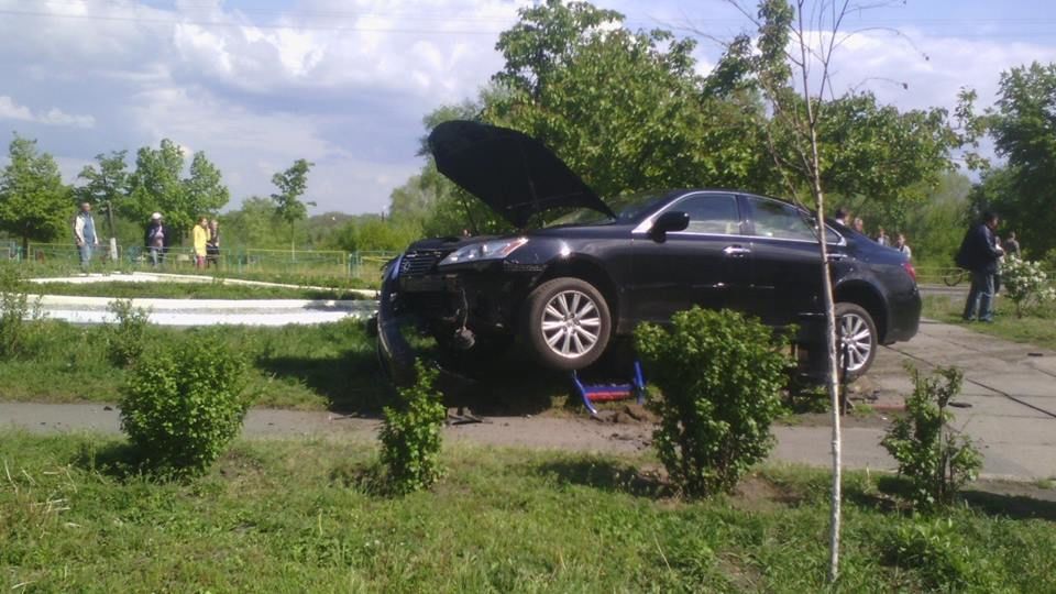 Без тормозов: в Киеве Lexus "протаранил" парк и "присел" на лавочку