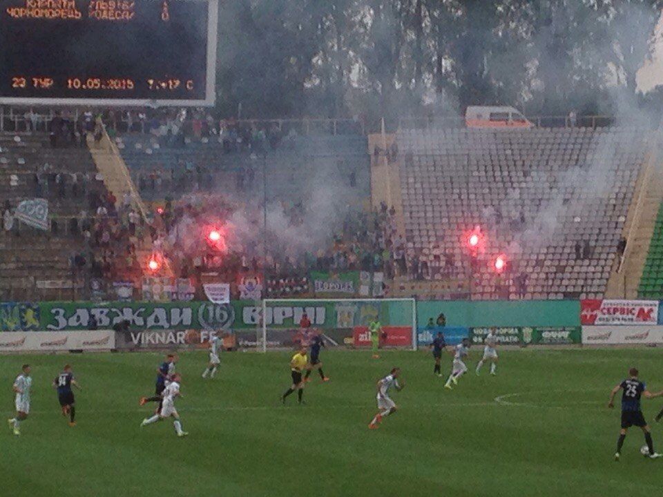 Фанаты "Карпат" едва не сожгли стадион во время матча: видео инцидента