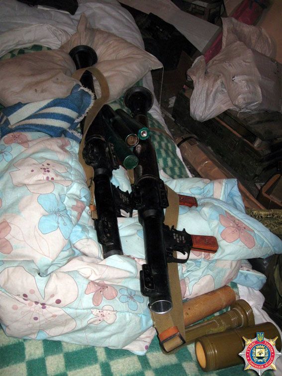 В Красноармейске нашли тайник с огромным количеством оружия: фото