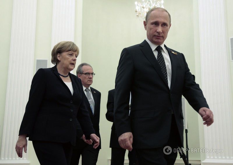 Печальный Путин на встречу с Меркель нацепил георгиевскую ленту: фоторепортаж